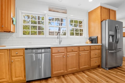 Kitchen with Stainless Appliances - Bright kitchen with stainless appliances, full-size fridge, and a sunny window over the sink—ideal for easy breakfasts before a beach walk or prepping dinner for the group.