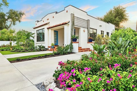 FlipFlopsOn III - Experience life 3 blocks from the water ( 2BR, sleeps 6)