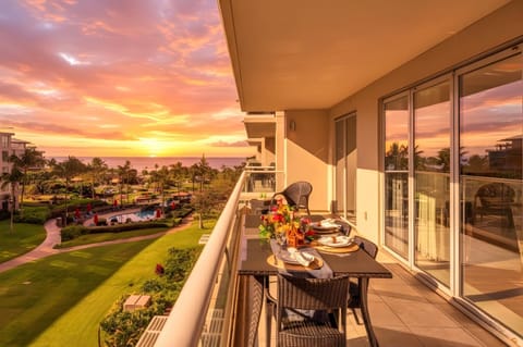 Watch the sky glow over the ocean and lush grounds from your private lanai with a table for evening drinks or sunset dinners. HKK-443