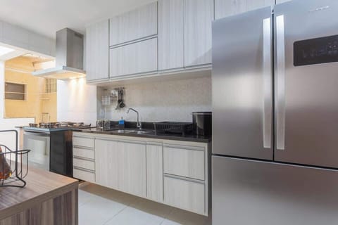 Cozinha completa, equipada com geladeira, fogao, microondas, forno eletrico, sanduicheira, chaleira eletrica.