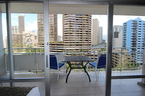 Enjoy your view of Honolulu while sipping coffee or tea on your lanai! (balcony)