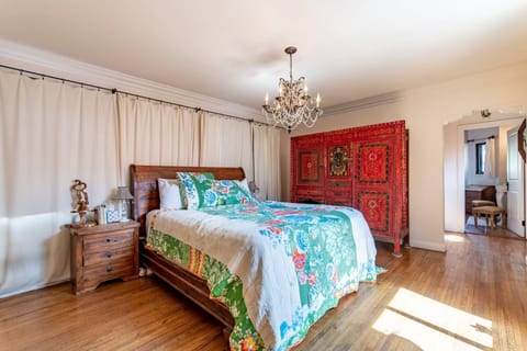 Master Bedroom w King bed and Ensuite Bathroom