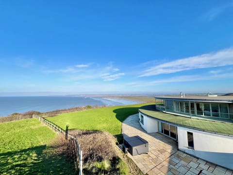 Unique home with uninterupted panoramic sea views