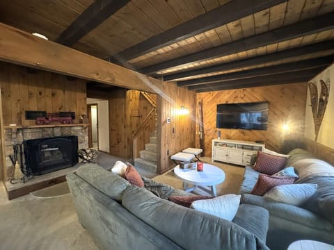 Cosy living room with Wood burning fireplace, 60: Smart TV