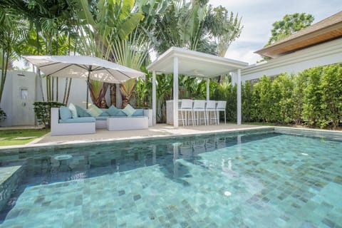Swimming Pool, Pool Bar, Shaded Outdoor Seating area