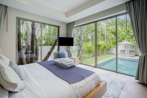 Queen Size Bedroom, Pool View, Garden View, TV