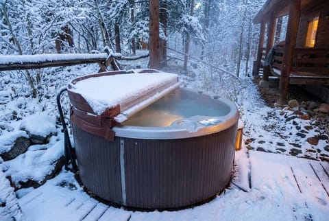 Hot tub: Shared 5-person hot tub outside unit