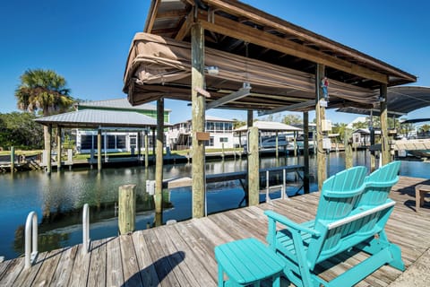 Crystal River Vacation Rental | 2BR | 1BA | Steps Required | 1,056 Sq Ft