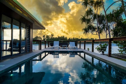 Villa with private pool overlooking Rangiroa's magnificent lagoon. Away from it all for a truly luxurious interlude!