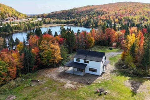 Le chalet est sur un vaste terrain de 2 acres