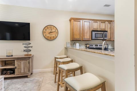 Eat-in kitchen bar seating