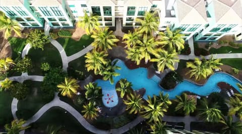 Lazy river pool