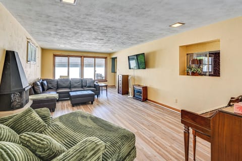 Newark Vacation Rental | 3BR | 1BA | 1,332 Sq Ft | Steps to Enter