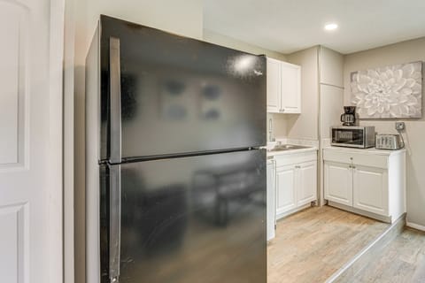 Kitchenette | 1 Interior Step Required