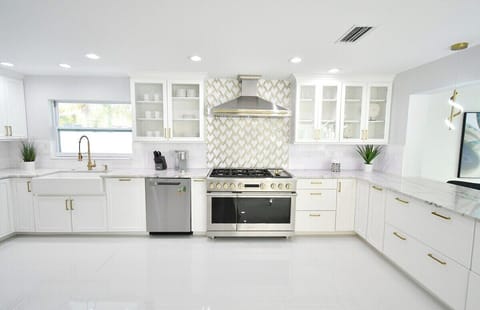 Spacious full kitchen where you can prepare your favorite meals.