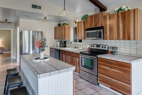 Kitchen island + bar seating (3)