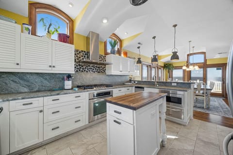 Top-Level Kitchen with Bar (seats 3)