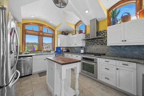 Top-Level Kitchen with Bar (seats 3)