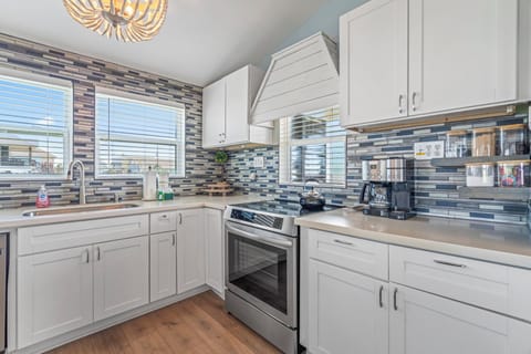 Fully updated kitchen with beautiful appliances