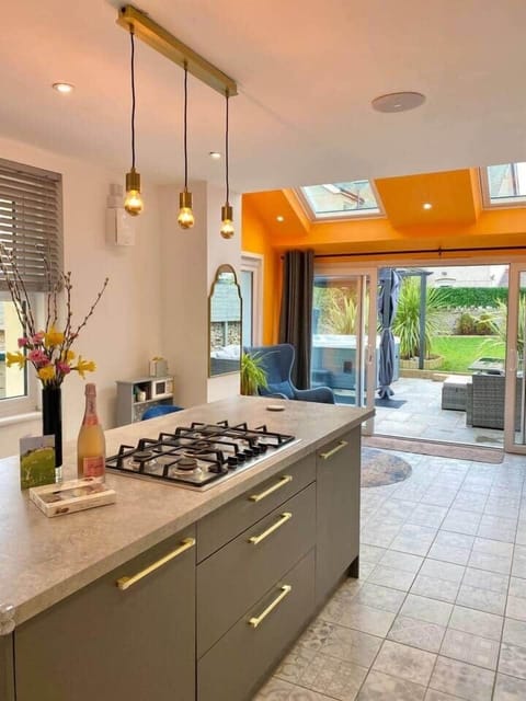 Kitchen & garden space