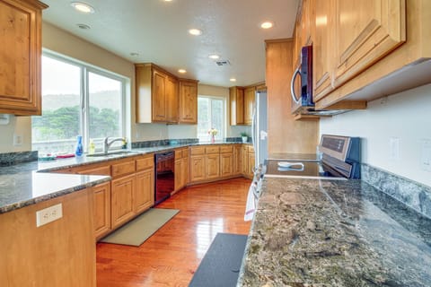 Kitchen | Main Level | Cooking Basics | Drip & Keurig Coffee Makers | Blender