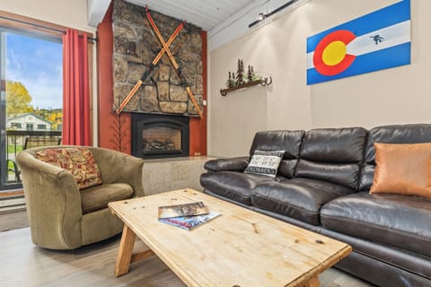 Living Room | Fireplace