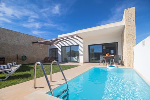 Private pool and sun terrace with loungers — Villa Infante, holiday villa in Vila do Bispo