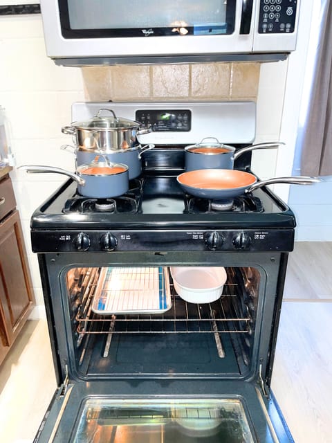 Gas stove, cookware and bakeware