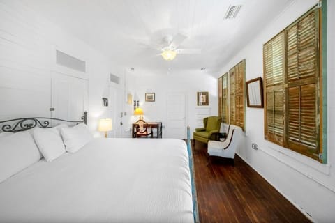 Unit with one king bed