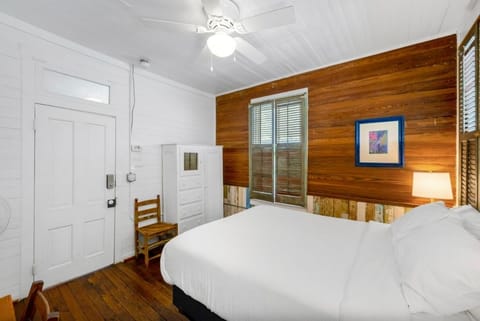 Unit with one king bed