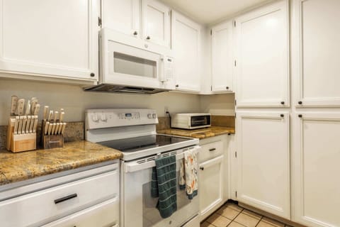Fully equipped kitchen w/ modern appliances