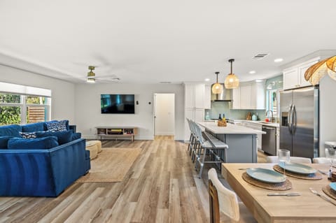 Open concept: family room+kitchen+dining room