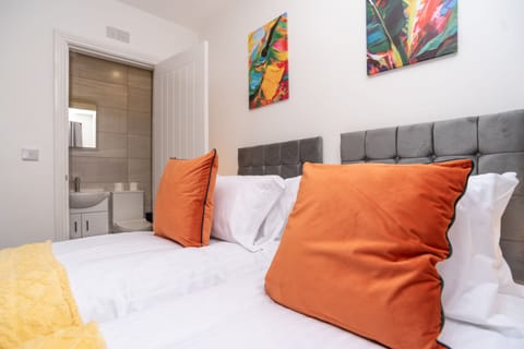 Beds that adapt to your needs: set up as two singles or one king bed for total versatility.