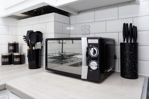 Fully equipped kitchen with oven, hob, kettle, toaster and microwave, giving guests everything needed for home-style cooking
