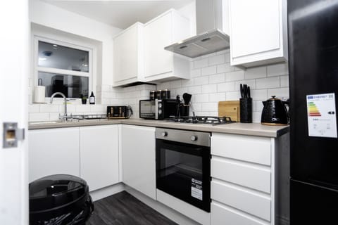 Premium kitchen with fully integrated appliances and complimentary tea & coffee