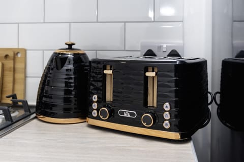Fully equipped kitchen with oven, hob, kettle, toaster and microwave, giving guests everything needed for home-style cooking