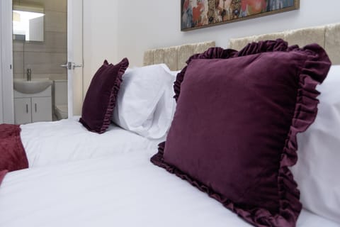 Flexible zip-and-link king bed with private ensuite