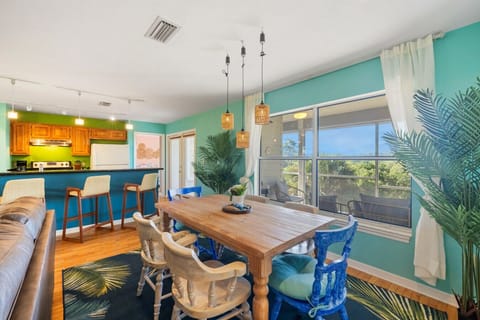 Dining Area with seating for 6!