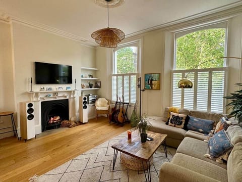 Open plan living room with Samsung Frame TV & Akai/Wharfdale Hifi. 