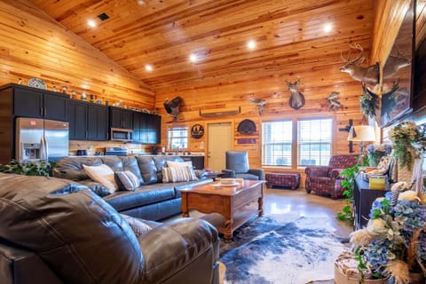 Large Open Floor Vaulted Living Room/Kitchen 