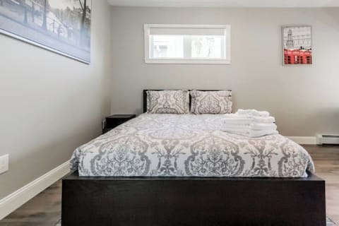 Bedroom 1: King Bed
