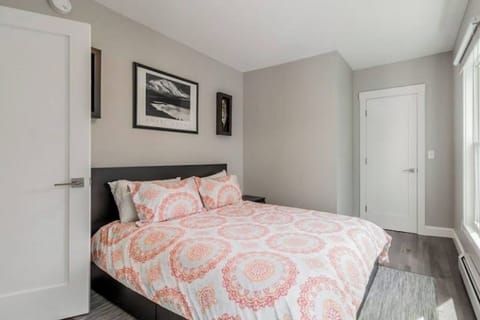 Bedroom 2 - King Bed 