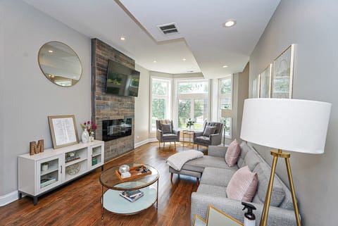 Living Room + Entertainment Area equipped with Smart TV, board games, and books