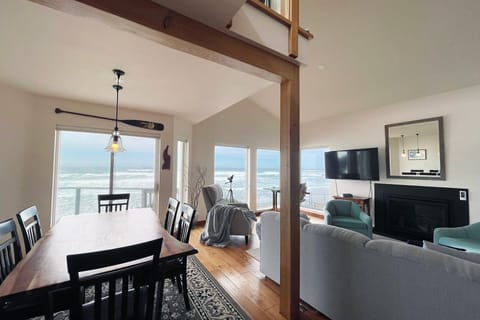 West facing windows show off the Pacific Ocean.