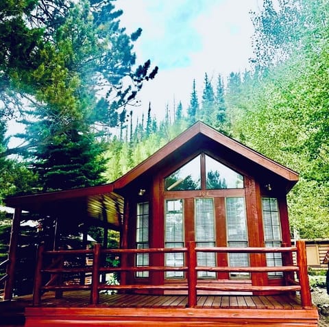 Lovely redwood cabin with tons of windows. Three sided windows.