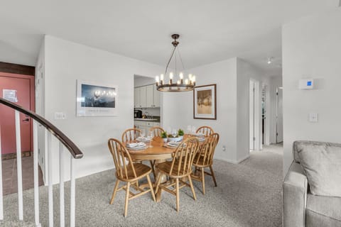 Dining area: Main floor, table seating for 6