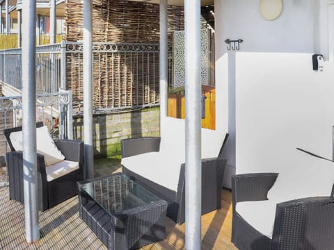 Sitting-out-area | The Lookout, Pendine