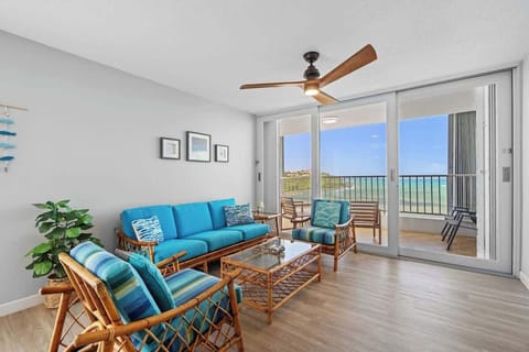 Your ultimate vacation haven! Enjoy stunning panoramic ocean vistas from the comfort of this beautifully decorated living space. Ideal for family gatherings or a quiet evening admiring the sunset.