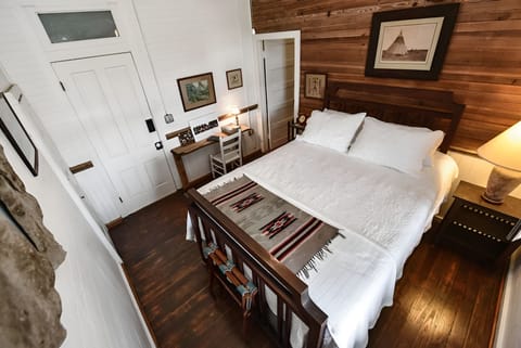 Unit with one king bed