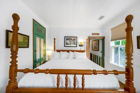 Unit with one king bed